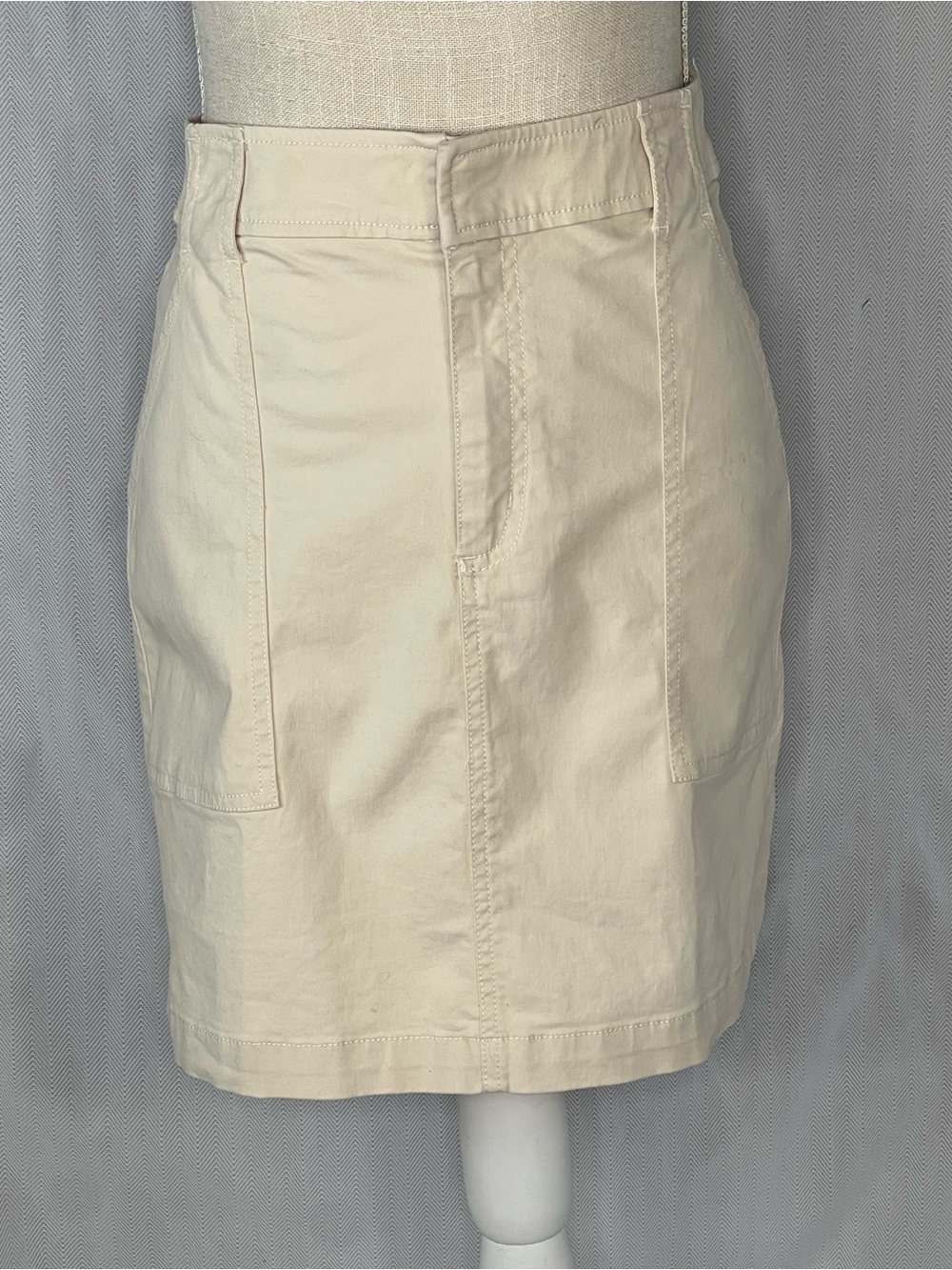 Loft Khaki Pencil Skirt Hand and Back Pockets 97% Cotton 3% Spandex O Petite